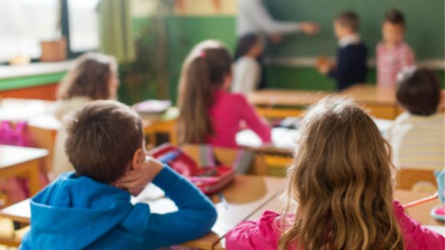«Καλάθι των Σχολικών Ειδών»: Πλαφόν σε σχολικά είδη και θερμοσίφωνες – Τι θα περιλαμβάνει