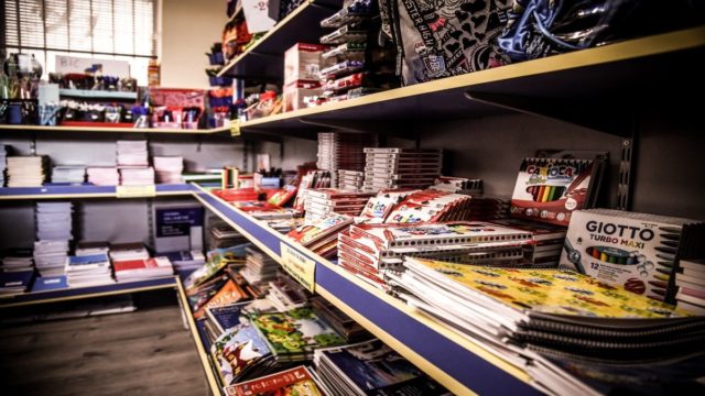 Πρεμιέρα σήμερα (30/8) για το «Καλάθι Σχολικών Ειδών»: Τα 11 είδη σε προσιτές τιμές – Πόσο θα διαρκέσει το μέτρο (video)