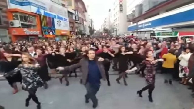 «Τραντάχτηκε» η Σμύρνη: Εκατοντάδες Τούρκοι χορεύουν το πιο συγκινητικό ζεϊμπέκικο για χάρη των Ελλήνων!