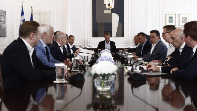 «Φράγμα» Μητσοτάκη κατά της οπαδικής βίας: «Κλείνουν οι λέσχες των οργανωμένων οπαδών» – «Βόμβα» αποκλεισμού των ελληνικών ομάδων από τα ευρωπαϊκά κύπελλα! (video)