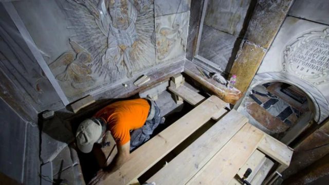 Ανατριχιαστική μαρτυρία: «Ήμουν ο πρώτος άνθρωπος που μπήκε μέσα στον τάφο του Χριστού – Ναι, μύριζε μύρο παντού»