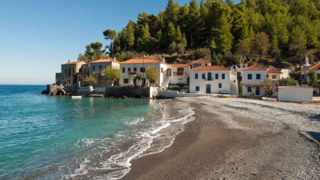 Κρυμμένο για σοβαρό λόγο: Το αθέατο ελληνικό χωριό που όποιος το βρίσκει δεν ξανακάνει αλλού διακοπές