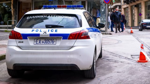 Αναστάτωση στη Θεσσαλονίκη: 58χρονος βγήκε μεθυσμένος στο μπαλκόνι με καραμπίνα απειλώντας πως θα ρίξει (video)