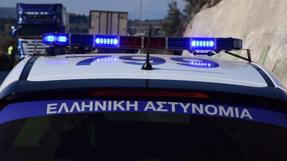 Θεσσαλονίκη: Έτρεχε «βολίδα», έσπασε την μπάρα διοδίων και τράκαρε – Σώθηκε και έβγαλε χαλάκι να προσευχηθεί