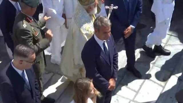 Ημέρα γιορτής για την Ελλάδα: Στην Τήνο κορυφώνονται οι εορτασμοί για το «Πάσχα του καλοκαιριού» – Παρών ο Κυριάκος Μητσοτάκης (video)