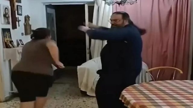 Ιερέας χορεύει κάτι σαν… τσιφτετέλι και σαρώνει στο TikTok (Video)