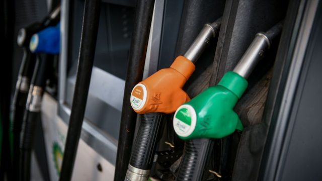 «Τσιμπάει» πάλι η τιμή της βενζίνης – Σε ποια νησιά ξεπέρασε τα 2 ευρώ