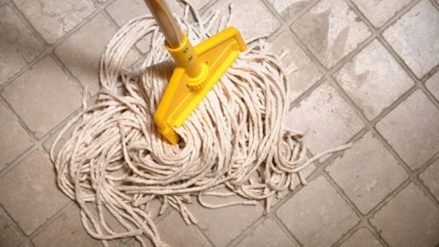 Tips για τέλειο σφουγγάρισμα: Αυτός είναι ο σωστός τρόπος να το κάνεις, ανάλογα με το πάτωμα