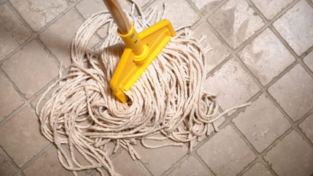 Tips για τέλειο σφουγγάρισμα: Αυτός είναι ο σωστός τρόπος να το κάνεις, ανάλογα με το πάτωμα