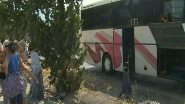 Αναστάτωση στη Χαλκιδική: Φωτιά σε τουριστικό λεωφορείο – Οι επιβάτες κατάφεραν να βγουν σώοι (video)