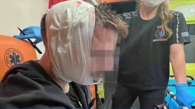 Δεμένο με επιδέσμους το κεφάλι του: Σοκαριστική φωτογραφία από τραυματία της επίθεσης των Κροατών χούλιγκαν στη Νέα Φιλαδέλφεια