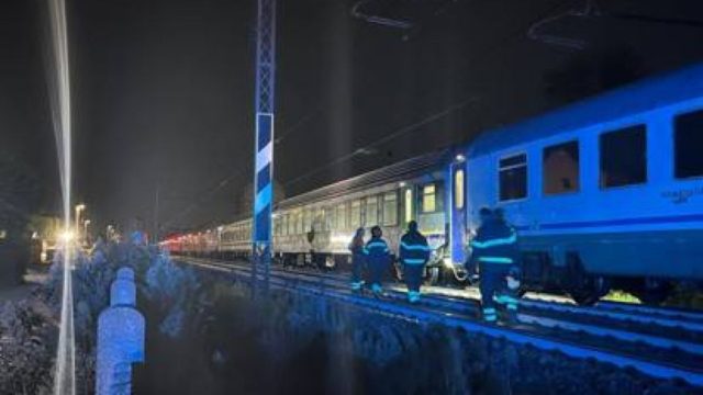 Σιδηροδρομικό δυστύχημα στην Ιταλία: Νεκροί 5 εργάτες του σταθμού μετά από χτύπημα τρένου (video)