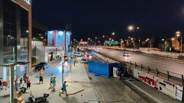 Τρομακτικό τροχαίο στον Κηφισό: Φορτηγό των ΕΛΤΑ προσέκρουσε στις μπάρες και έπεσε στον παράδρομο (photos)
