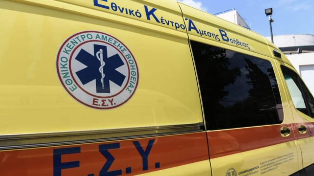 Σοκαριστικό τροχαίο στη Βάρκιζα: Αυτοκίνητο παρέσυρε και σκότωσε άνδρα με αμαξίδιο (video)