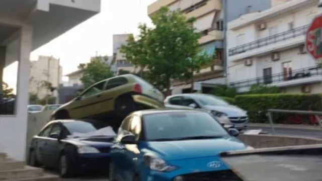 Κινηματογραφικό τροχαίο στο Ηράκλειο: Αυτοκίνητο «καβάλησε» δύο σταθμευμένα σε αυλή σπιτιού (photos)