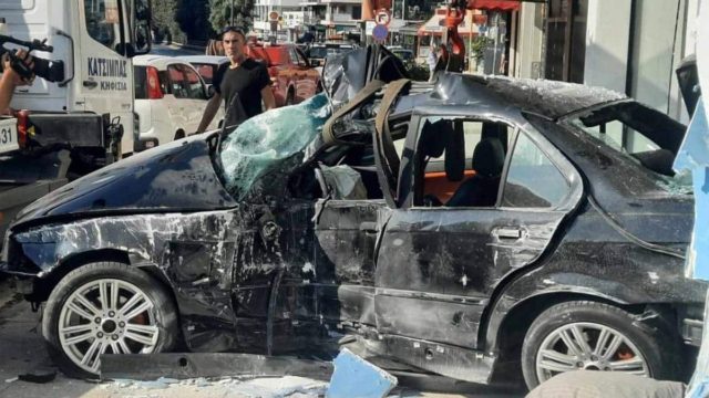Σοβαρό τροχαίο στην Κηφισίας: Αυτοκίνητο «μπήκε» σε κατάστημα κομματιάζοντας την τζαμαρία – Στο νοσοκομείο ο οδηγός (photos)
