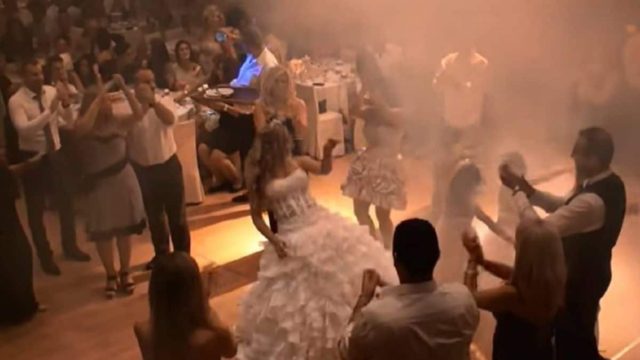 Ξεσάλωσε η νύφη: Το “μαγικό” τσιφτετέλι στο γάμο της που έκανε τον γαμπρό και όχι μόνο τα “τρελαθεί” (Video)