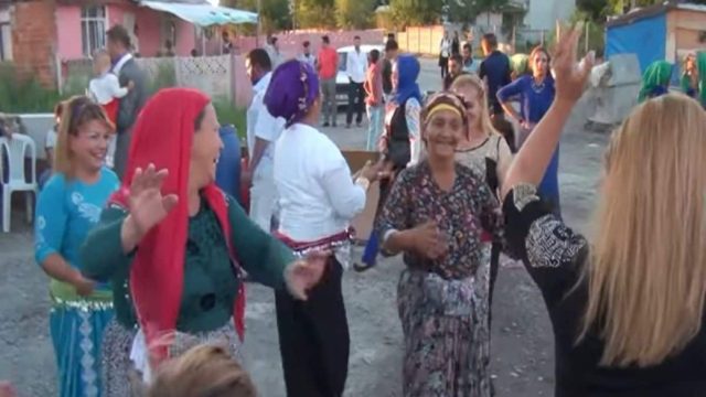 Το πιο τρελό πάρτι με τσιφτετέλια που έγινε ποτέ – «Ξεσηκώνει» το Youtube με 6,4 εκατ. προβολές!