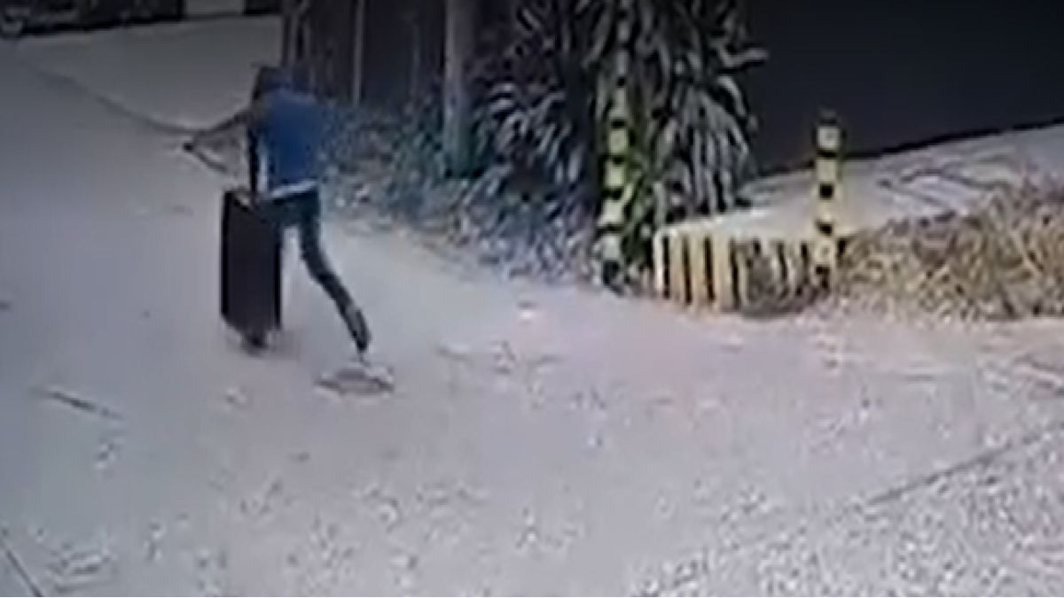 Σοκ: Η στιγμή που άντρας μεταφέρει 8χρονο κορίτσι μέσα σε βαλίτσα (video)