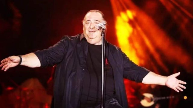 Αγνώριστος και πολύ αδυνατισμένος o Βασίλης Καρράς – Δείτε τον αγκαλιά με γνωστή τραγουδίστρια (ΦΩΤΟ)