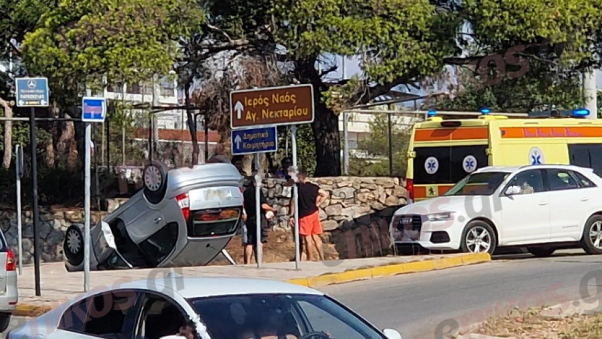 Τροχαίο στην Βούλα: Αναποδογύρισε αυτοκίνητο στην μέση του δρόμου