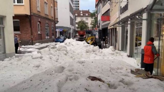 Γερμανία: Χωρίς προηγούμενο η χαλαζόπτωση – Βγήκαν εκχιονιστικά στους δρόμους αρχές Αυγούστου! (videos)