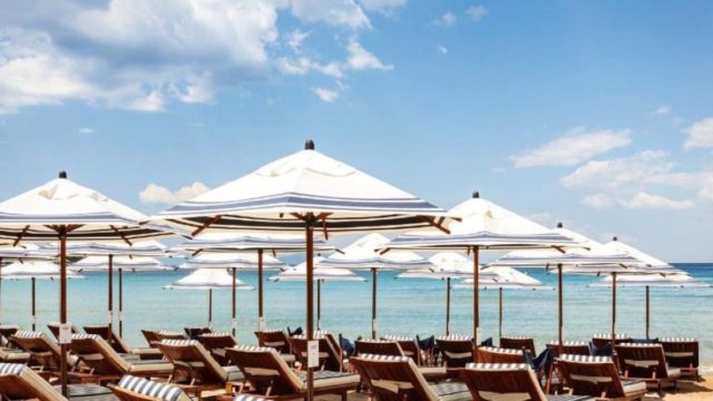 «Να πάτε στο αμάξι να την ταΐσετε»: Γνωστό beach bar της Χαλκιδικής απαγόρευσε σε γονείς να ταΐσουν το παιδί τους