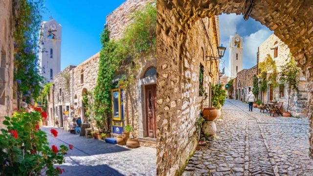Το εντυπωσιακό χωριό ελληνικού νησιού που θυμίζει καστροπολιτεία και λειτουργεί σαν χρονομηχανή