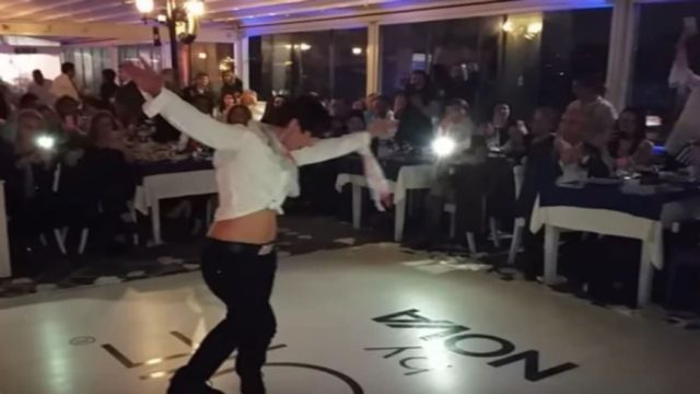 Ελληνίδα χορεύει το πιο βαρύ ζεϊμπέκικο μέσα στην Κωνσταντινούπολη και κάνει όλο το μαγαζί να ανατριχιάσει!