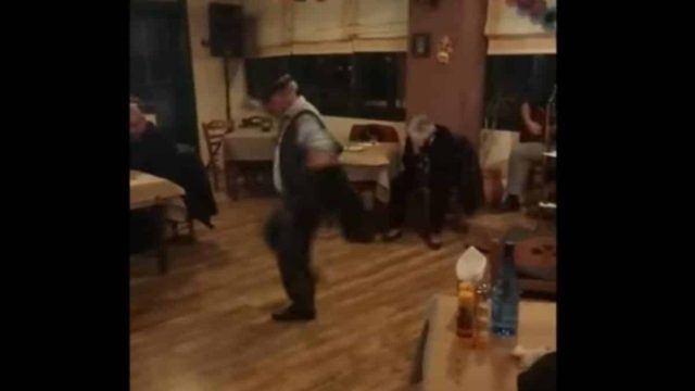 Ζεϊμπέκικο από άλλες εποχές: Άρχοντας παππούς χορεύει σε καφενείο και «τρίζουν» τα πατώματα!