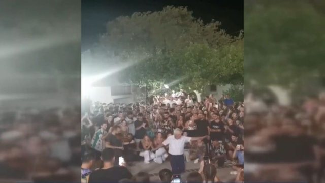 Μάγκας με ψυχή εφήβου: 86χρονος ξεσήκωσε το πλήθος με το ζεϊμπέκικό του – Τον γύρο του διαδικτύου κάνει το βίντεο από το πανηγύρι