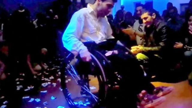 Το ζεϊμπέκικο του μαχητή Παναγιώτη με αναπηρικό αμαξίδιο που «γονατίζει» και τον πιο σκληρό!