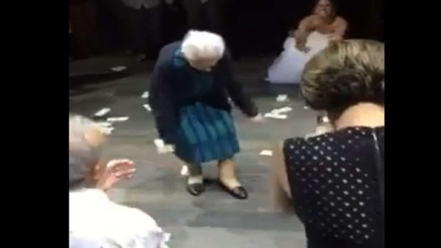 Συγκλονιστική στιγμή: 98χρονη γιαγιά χορεύει το ζεϊμπέκικο της ψυχής της στο γάμο της εγγονής της!