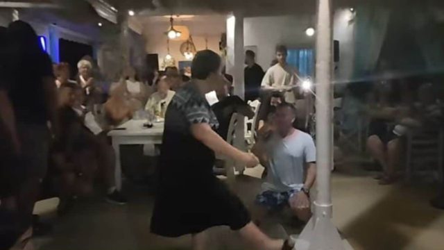Τους επισκίασε όλους: Το λεβέντικο ζεϊμπέκικο της Κυρά Βαγγελιώς σε ταβέρνα της Σύρου – «Υποκλίθηκε» ο Δημήτρης Μπάσης (video)