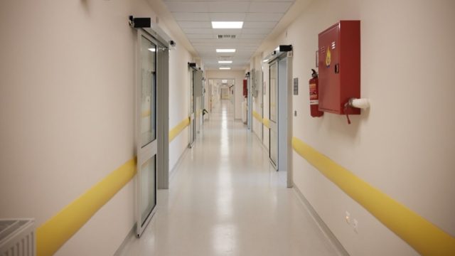 Τραγική κατάληξη στην Άρτα: Πέθανε ο 15χρονος που είχε πέσει από μπαλκόνι πολυκατοικίας