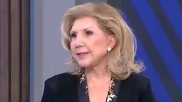 «Χρυσός» μπερντές από Λίτσα Πατέρα: Λεφτά και τύχη για Ταύρους και άλλα 3 ζώδια