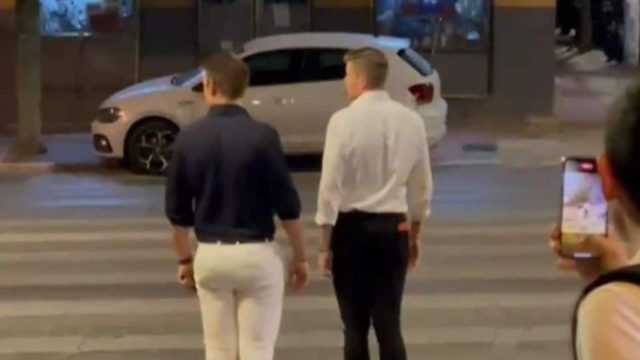 Περήφανος ο Στέφανος Κασσελάκης: Στο πλευρό του ο σύζυγός του στην εκλογική βραδιά