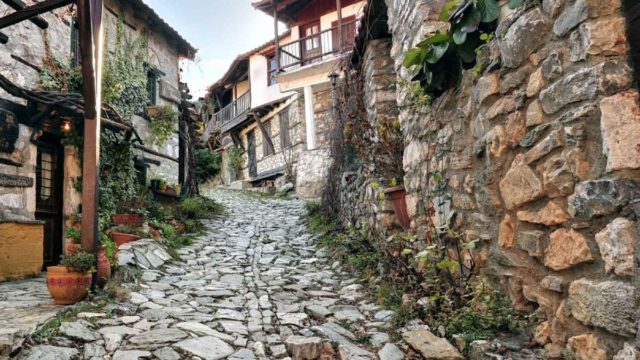 Φθινοπωρινοί παράδεισοι: Με δρομάκια που «μυρίζουν» ιστορία και προσιτά σε όλους – 5 χωριά για σούπερ Σαββατοκύριακα τον Σεπτέμβριο (video)