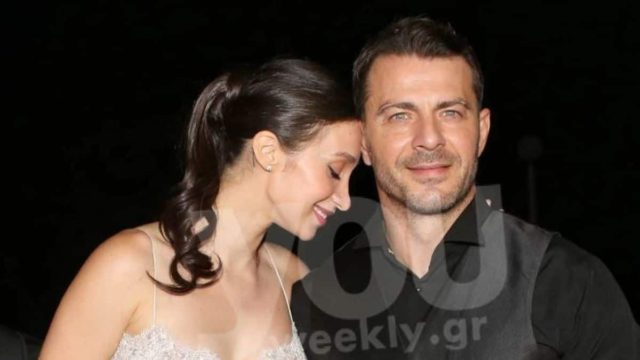 Έκρυβε με την ανθοδέσμη τη φουσκωμένη της κοιλίτσα: Πριγκιπικό με δαντέλα και κεντημένες πέρλες το 2ο νυφικό της Βαμβακούση