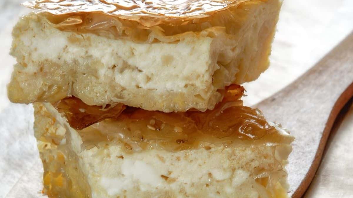 Θυμίζει σουφλέ: Συνταγή για τραγανή τυρόπιτα με πλούσια γέμιση από 2 τυριά