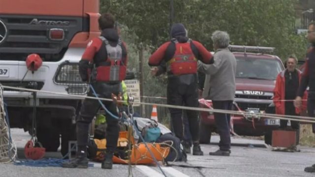 Κόβει την ανάσα: Ετοιμάζονται να μεταφέρουν με σχοινιά στον αέρα νεφροπαθείς στο Πήλιο – ΄Εχει «σκιστεί» ο δρόμος (video)