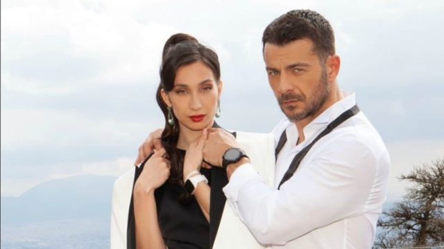 Ντύνεται γαμπρός ο «Ντάνος»: Δημοσιεύθηκε το προσκλητήριο του γάμου του με την Δήμητρα Βαμβακούση