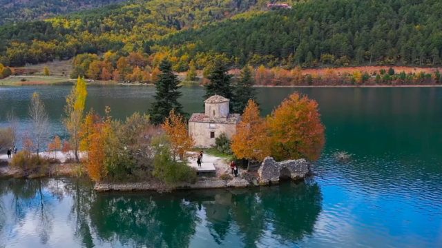 Άγιος Φανούριος: Το γραφικό εκκλησάκι της «Κορινθιακής Ελβετίας» που βρίσκεται χτισμένο πάνω σε λίμνη