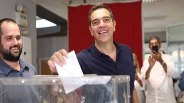 Εκλογές ΣΥΡΙΖΑ: Στις κάλπες ο Αλέξης Τσίπρας – Ψήφισε τον διάδοχό του