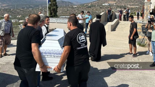 Όλη η Κρήτη εκεί: Τελευταίο «αντίο» στον Αντώνη, το χαμογελαστό παιδί από τον Άγιο Νικόλαο –  Συντετριμμένα τα 9 αδέλφια του τον συνοδεύουν στην τελευταία του κατοικία (photos)