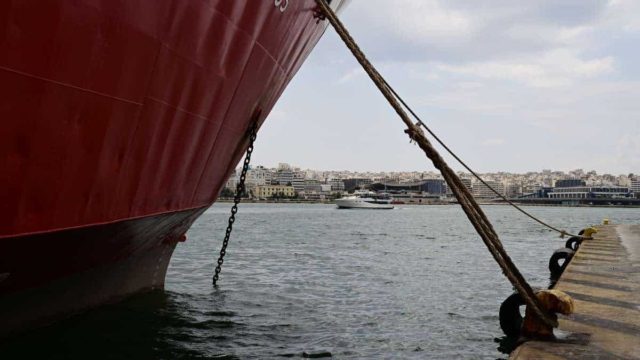 Ισχυροί άνεμοι «χτυπούν» τα κεντρικά λιμάνια της χώρας: «Καιρός» έως 9 μποφόρ – Απαγορευτικό απόπλου σε Πειραιά, Ραφήνα, Λαύριο