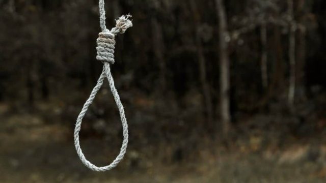 Σοκ στην Κόρινθο: 67χρονος εντοπίστηκε κρεμασμένος στην αυλή του σπιτιού του