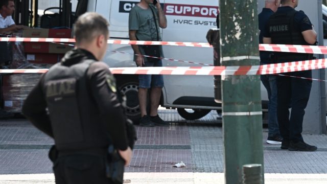 Συναγερμός στο Κολωνάκι: Βρέθηκε αποθήκη γεμάτη πυρομαχικά – Εκτάκτως στα εγκληματολογικά