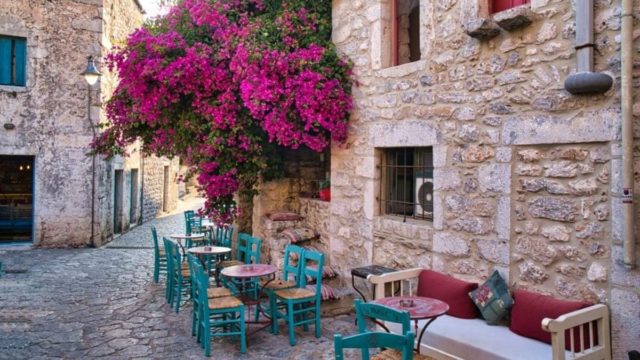 Αρεόπολη: Το επιβλητικό πέτρινο στολίδι στη Μάνη που σε ταξιδεύει στο χρόνο
