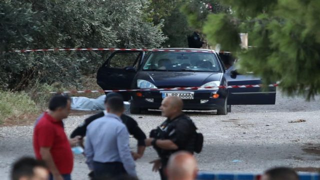 Καρτέρι θανάτου στην Αρτέμιδα: Άφαντοι οι δολοφόνοι – Βρέθηκε το σπίτι των θυμάτων (video)